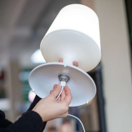 Lampa mobilna Koziol LIGHT TO GO z wbudowanym powerbankiem